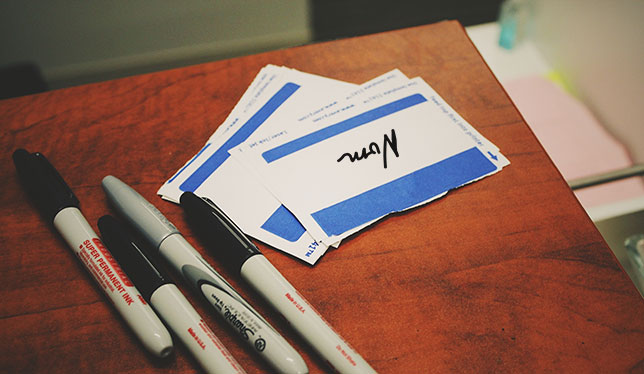 Des étiquettes de nom et des marqueurs.